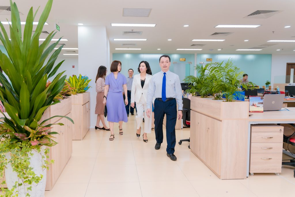 Ông Bùi Trung Kiên – TGĐ Công ty giới thiệu với khách mời về văn phòng mới