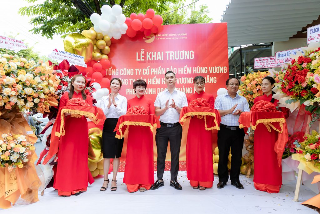 Ban lãnh đạo BHV Đà Nẵng thực hiện nghi thức khai trương